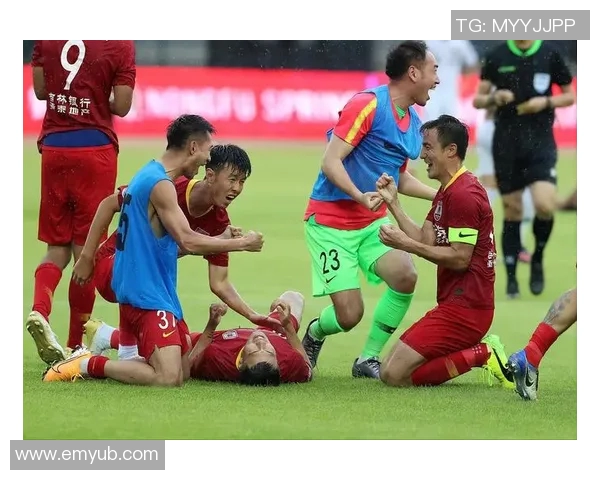 谭龙精彩抽射破门助力球队逆转胜利展现超凡球技